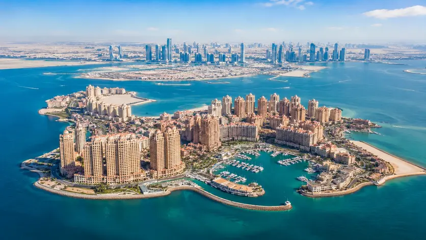 View connecting The Pearl Qatar and nearby Doha waterfront attractions